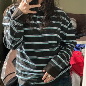 Unisex randing långärmad tröja - Köpt från asos, tyvärr inte längre min stil. Marknadsförd som unisex, är i storlek M men skulle säga att det är som herrstorleken M. Priset kan diskuteras<3