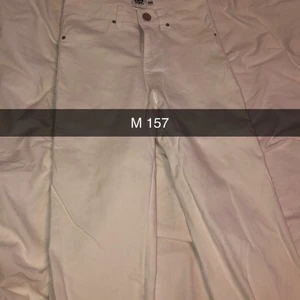 Vita Jeans - Tighta vita jeans som sitter som en smäck på kroppen! Väldigt stretchiga och inte alls obekväma. Väldigt liten i storleken så skulle säga att det passar XS/S🔥🥰