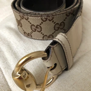 Original Gucci bält 90cm  - Säljer ett original Gucci bälte i väldigt bra skick. Förutom ett par småställen är bältet i ett superbra skick. Det handlar om ett original Gucci bälte som köptes i München för några år sedan. Tyvärr har jag inget kvitto eller dustbag.