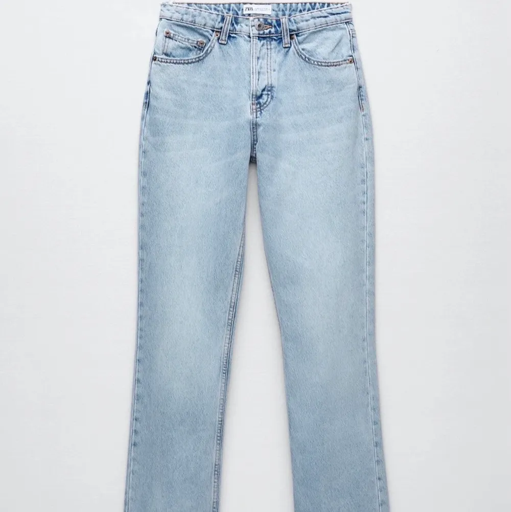Säljer dessa jeans i modellen ”Mid Rise straight” från Zara. Endast använt 1 gång💓. Jeans & Byxor.