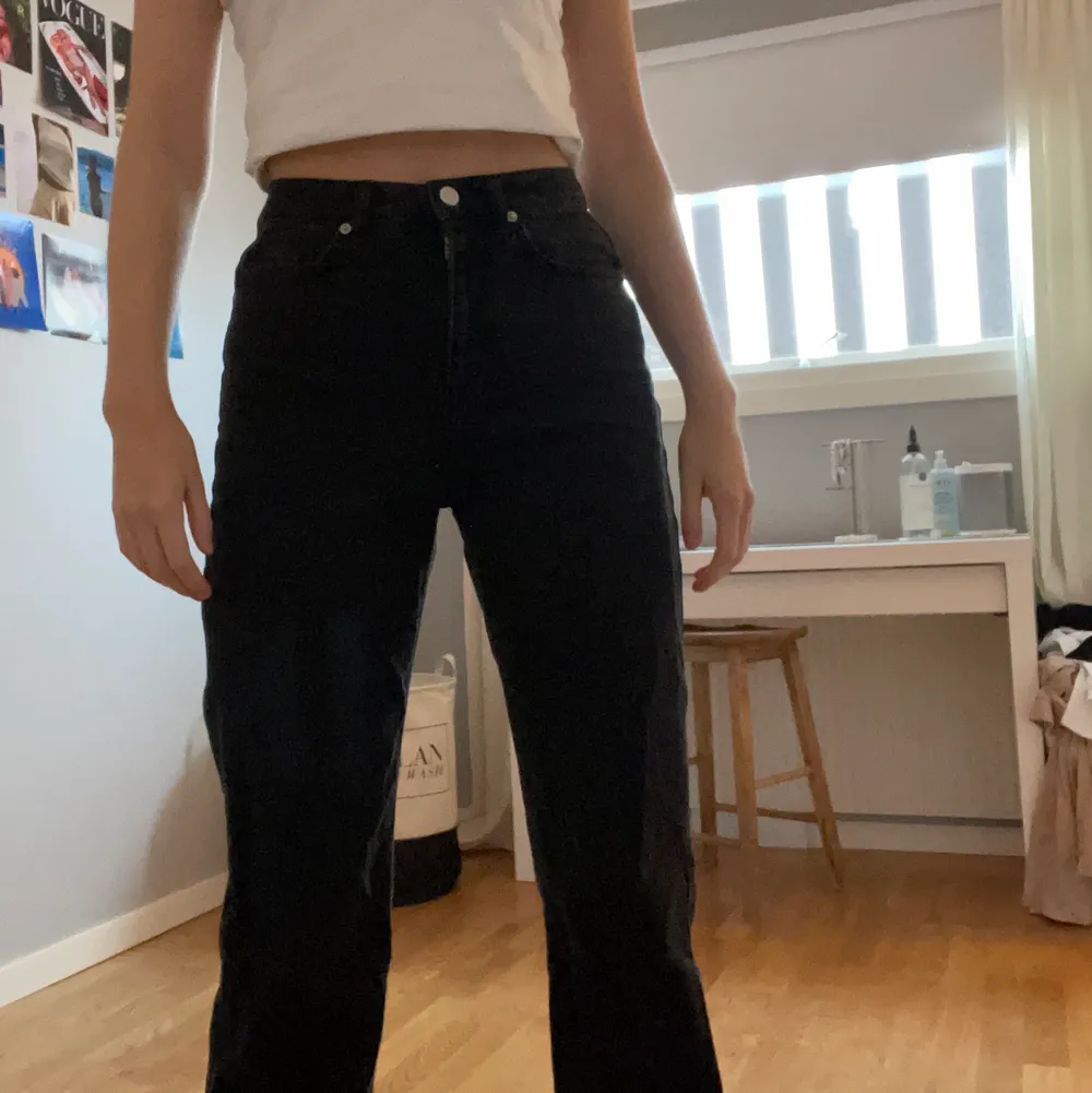 Superfina jeans från NAKD i väldigt bra skick, endast använda ett fåtal gånger. Säljer pågrund av att de är lite korta på mig som är 175 cm. Storleken är 36, men passar mindre för en mer ”loose fit”. . Jeans & Byxor.