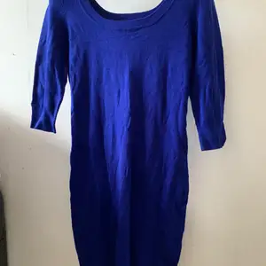 En väldigt fin blå halvärmad klänning
