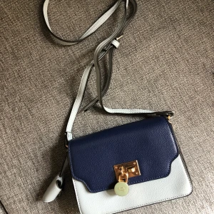 Carpisa small bag - Small bag from italian brand Carpisa. I was wearing it as a perfect match to blue jeans and white t-shirt 👍🏻😊 I guess now it is time for this bad to find new matches 😃 