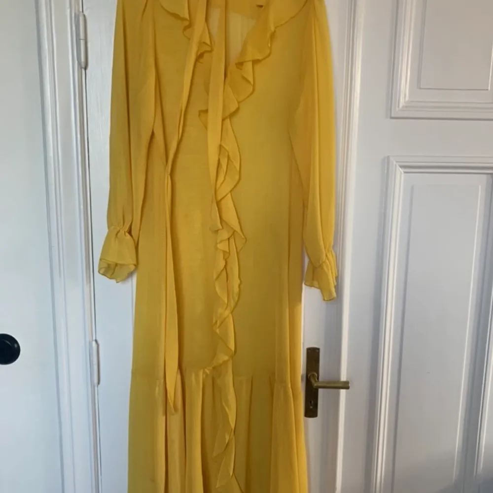 En lång klänning gul med band. Använt en gång. Strl 40. Maja lindelöfvs kollektion. 500. Klänningar.