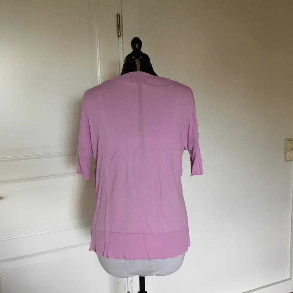 Snygg rosa topp från Selected femme. Säljer då den inte kommer till användning. Kan mötas upp i Göteborg eller så står köparen för frakt!. T-shirts.