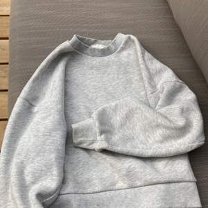 Intresserekoll på denna jättefinaa tröjan från Gina! ☺️ använd ett fåtal gånger och i bra skick! Den är ganska tjock och håller värmen så perfekt nu till hösten!! 🤍 köptes för 250 kr och säljer för 149 kr inkl frakt! ✨ 