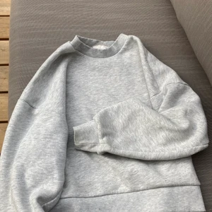 Grå sweatshirt🤍 - Intresserekoll på denna jättefinaa tröjan från Gina! ☺️ använd ett fåtal gånger och i bra skick! Den är ganska tjock och håller värmen så perfekt nu till hösten!! 🤍 köptes för 250 kr och säljer för 149 kr inkl frakt! ✨ 
