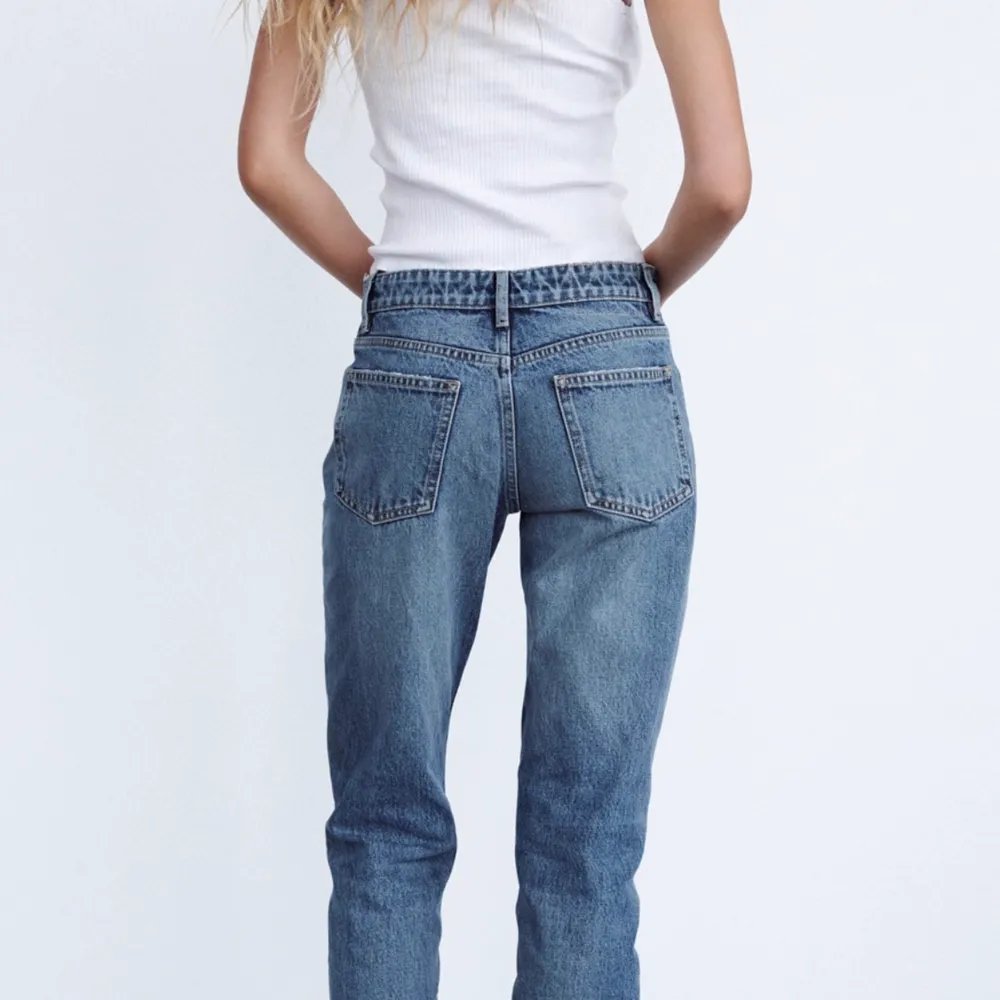 Säljer dessa populära mid Rise jeansen från zara, aldrig använda med lapparna kvar❤️❤️. Jeans & Byxor.