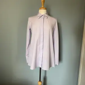 Superfin skjorta i lite längre modell i lavender från COS. Används för sällan och förtjänar ett nytt hem! Frakt inkluderat i priset! Spana gärna in mina andra annonser för samfrakt!
