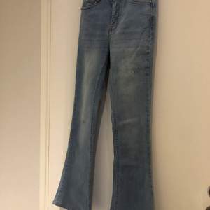 Utsvängda jeans Gina tricot ljusblåa. XS. Köpare står för frakt (kan också mötas upp i Lund) 🙂