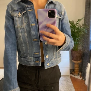 Jeansjacka - Fin mörkblå jeansjacka i storlek 34. Frakten är inräknat i priset 