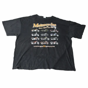 Motorcycles - Vintage Graphic T-shirt - En riktigt fet unik och svår att hitta vintage Graphic t-shirt som har riktigt Nice mörkt tyg och ett vintage tryck av motorcyklar. Perfekt att ha som antingen en oversized eller regular fit. Den är thriftad på valeries thrift store i Los Angeles 