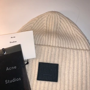 Budgivning på acne mössa!!!! - Budgivning på min superfina acne mössa med svart märke! Säljer endast vid bra bud, kontakta mig gärna för fler bilder :) Har kvitto och tags kvar! 