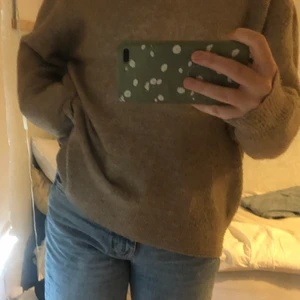 Beige stickad tröja !GRATIS FRAKT! - Säljer min stickade tröja från H&M storlek M, passar XS/S om man vill ha den mer oversized. Lite nopprig men fint skick. GRATIS FRAKT