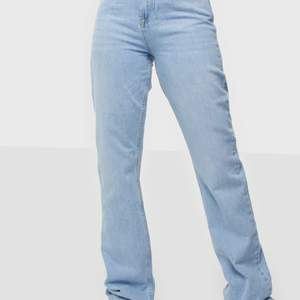 Ett par jeans från Nelly ” Cheeky fit loong leg demin” heter dom och är helt oanvända enbart testad, skriv vid intresse!
