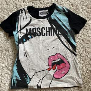 T-shirt från Moschino. Storlek S. Använd 2-3 gånger.