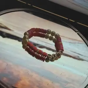 Platta rosa armband med vit stora pärlor💓🌿 kontakta mig vid intresse🌵 