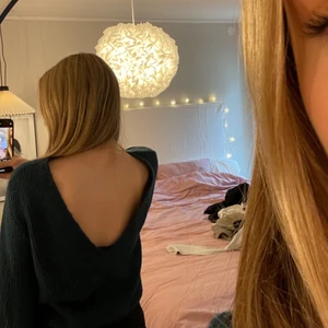 Stickad tröja  - Super fin grön/blå stickad tröja med djup rygg ä från Linn ahlborgs kollektion med nakd. Använd Max 3 gånger! 💕