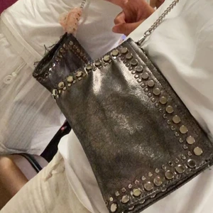 Väska  - Säljer nu min fina väska från zara eftersom jag köpt en ny! Köptes i somras och är i väldigt gott skick❤️ köparen står för frakt! Måste bara till lägga att det är 2 väskor i samma modell, det är alltså ingen spegel bild och väskan längst mot kameran är min och inte sliten 