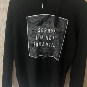 En hoodie med texten ” sorry i,m not romantic”. kostnaden är 140 GRATIS FRAKT 
