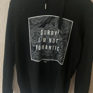Hoodie  - En hoodie med texten ” sorry i,m not romantic”. kostnaden är 140 GRATIS FRAKT 