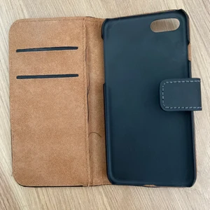  iphone 6 skal i svart - svart skal till iphone 6 med korthållare, bra skick! 