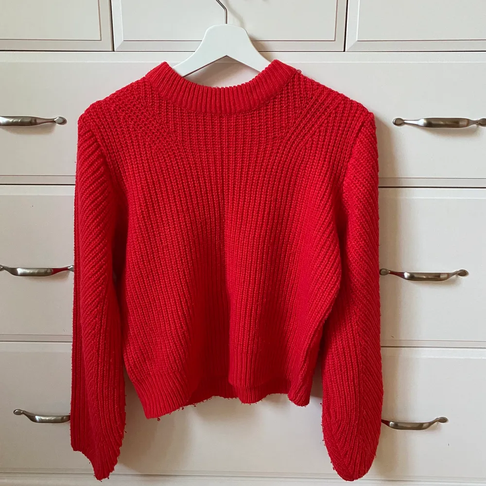 Såå fin röd stickad tröja från GinaTricot i storlek XS men den passar även S! Fint skick. Stickat.