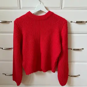 Såå fin röd stickad tröja från GinaTricot i storlek XS men den passar även S! Fint skick