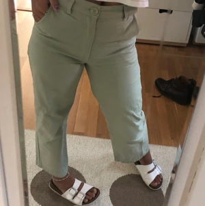 säljer dessa snygga byxor ifrån Monki!! - Nu säljer jag dessa assnygga byxor ifrån Monki, strl 36. 🤩 Säljer dom för att dom är lite för korta för mig och de kommer ej till användning. Har användt dom ca 2 gg. Skriv för frågor eller fler bilder❤️