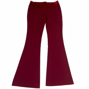 Lågmidjade röda byxor - Lågmidjade röda byxor med en midja i sidenmaterial. Utsvängda och långa ben😍😍 storlek s som passar 36/möjligtvis 38