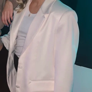Vit kavaj  - En gräddvit kavaj/kostym från Gina Tricot, endast använd en gång! 