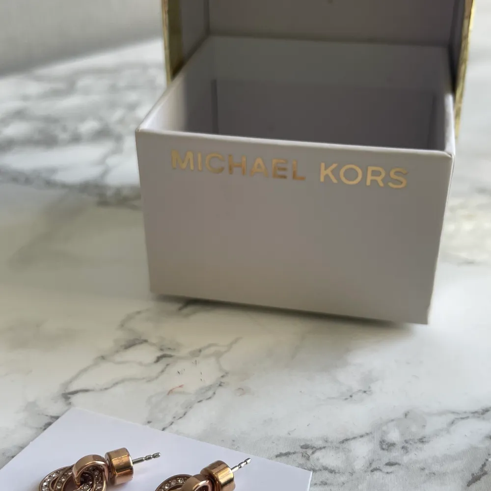 Slut snygga örhängen från Michael Kors. Äkta!!! Det medföljer ordinarie box till⭐️ ny pris ca 1000kr. Accessoarer.