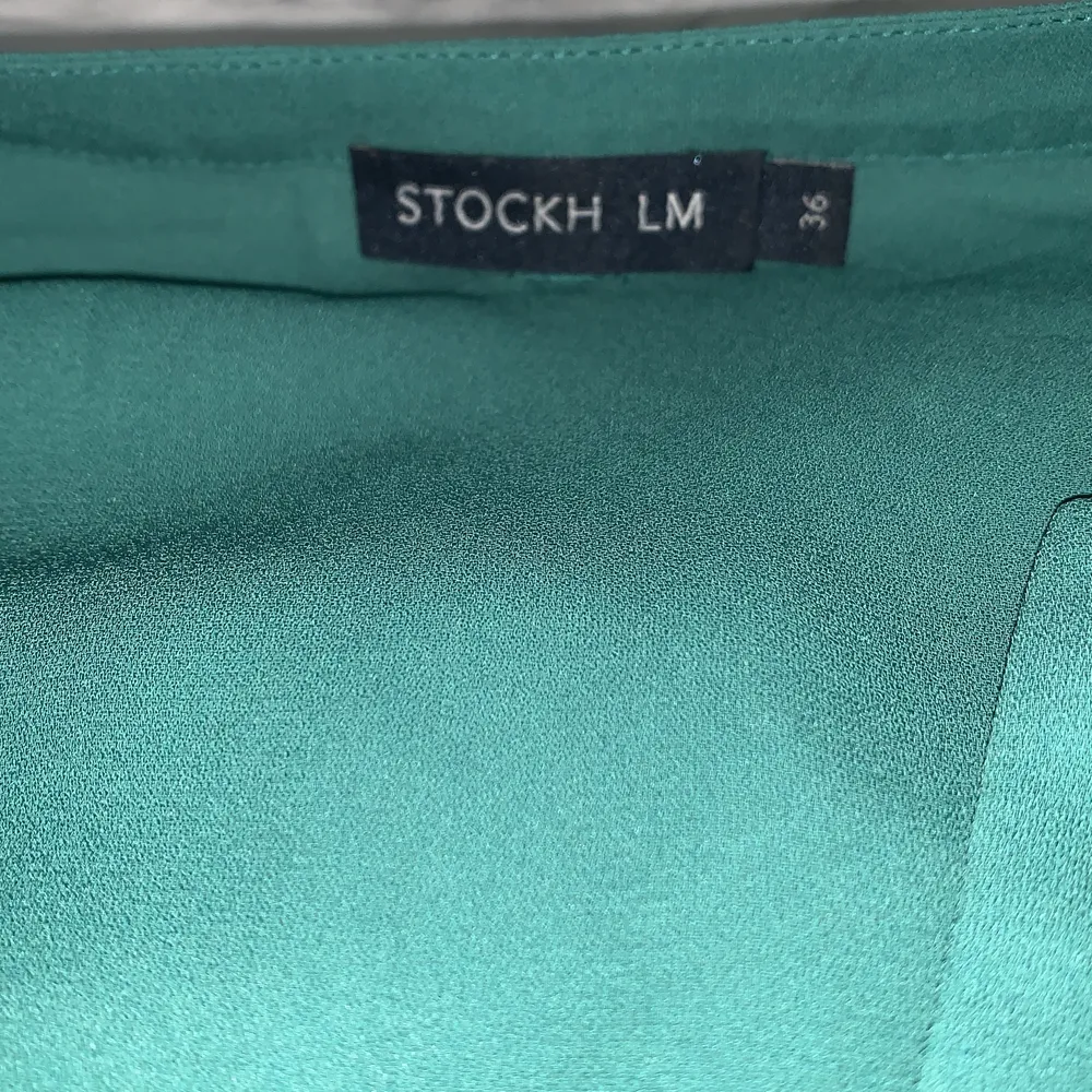 Jättefin kjorta från STOCKH LM. Den är i annan grön i verkligheten som är lite jusare. De är inte kjorta material utan mer typ silke tror jag. . Skjortor.