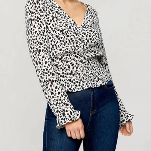 Dalmatin blus  - Blus från ASOS i storlek 34. Använd en gång, ångrat köpet.. 