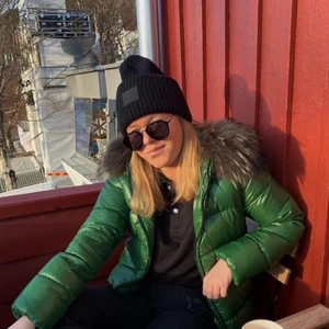 Duvetica jacka  - Grön jacka från Duvetica. Storlek S. Grön dunjacka med grå/brun päls. Pälsen är äkta. Använd men i bra skick. Nypris cirka 5500 kr. (Det är jag på bilden)