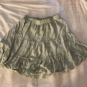 Volangkjol 💖🤩 - Köpt i Turkiet för 1-2 år sedan 🤩 superfin men inte min stil längre !! Storlek S men passar M och XS med 💖💖