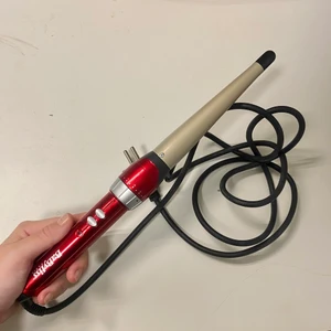 Locktång Babyliss - Ger superfina lockar som är lösare upptill och tightare längre ner. Justerbar värme upp till 200 grader. Sparsamt använd 