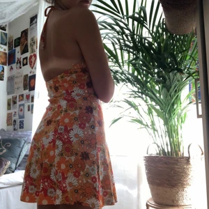 Blommig klänning - Den finaste sommarklänningen ifrån bershka! Fina färger och så så fint mönster💖 så gott som ny då jag bara använt den ungefär 2-3 gånger:) väldigt stretchig så passar mer storlekar. Säljer pga behöver plats i garderoben