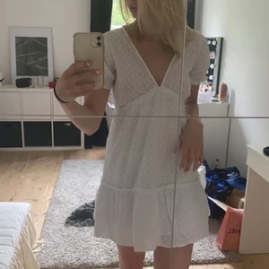 Zara klänning  - Säljer nu denna fina vita klänning från Zara som jag tycker om väldigt mycket men enligt mig som är ca 173 cm var lite för kort. Den är bara använd en gång och därför i ett nyskick, men prislappen är borttagen. Nypris 399 kr💕Buda