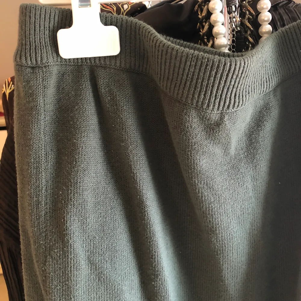 Mysig och fin grön kjol, perfekt till hösten! Storlek L, i stretchiga material så passar även mig som har storlek 36!. Kjolar.