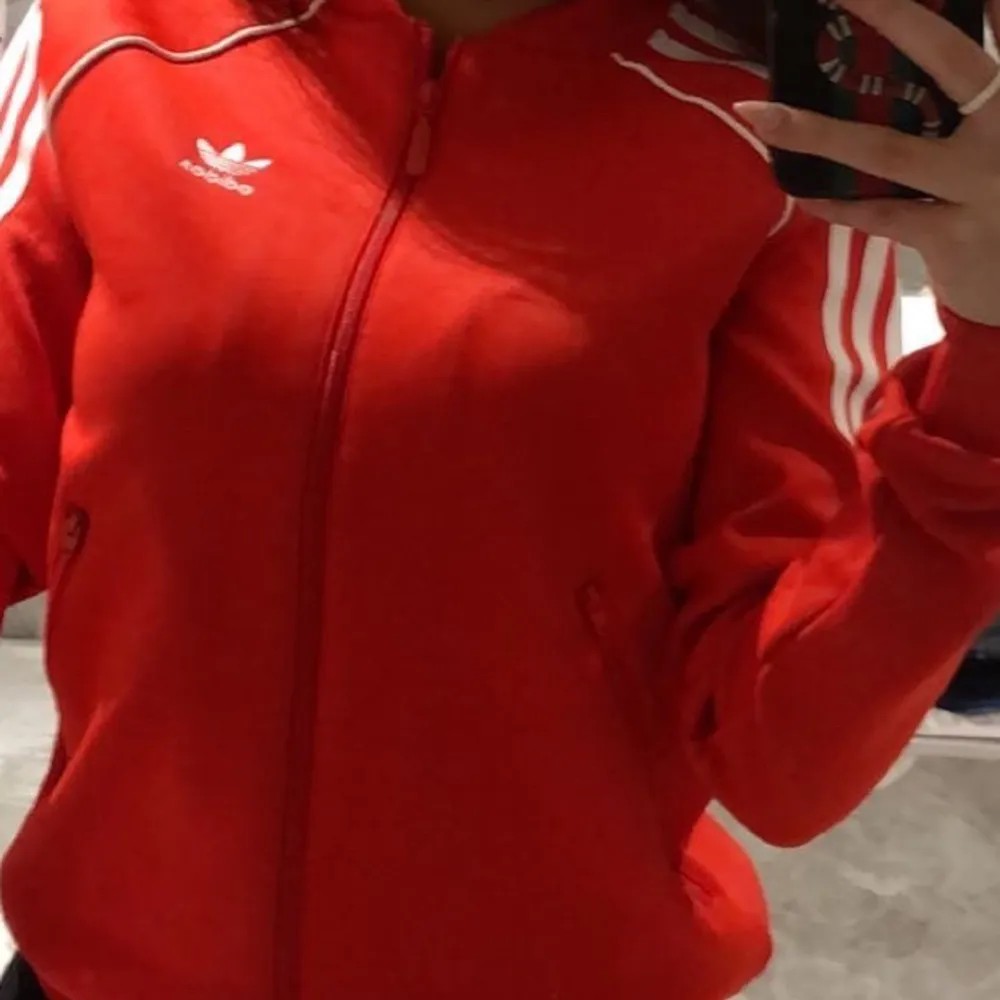 Säljer min röda adidas hoodie i storlek Xs, köptes på adidas egna sida! Använd cirka 2 gånger, som ny. . Hoodies.