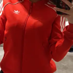 Säljer min röda adidas hoodie i storlek Xs, köptes på adidas egna sida! Använd cirka 2 gånger, som ny. 