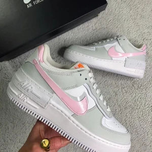 Nike air force 1 shadow - Säljer nu mina Nike air force 1 shadow ”pink foam” då de inte kommer till användning längre. Lånad bild då jag tagit bort skosnörena på mina för att tvätta dem,men kan självklart skicka bild på mina vid intresse! Köpte de för 1250kr☺️ köparen står för frakten!