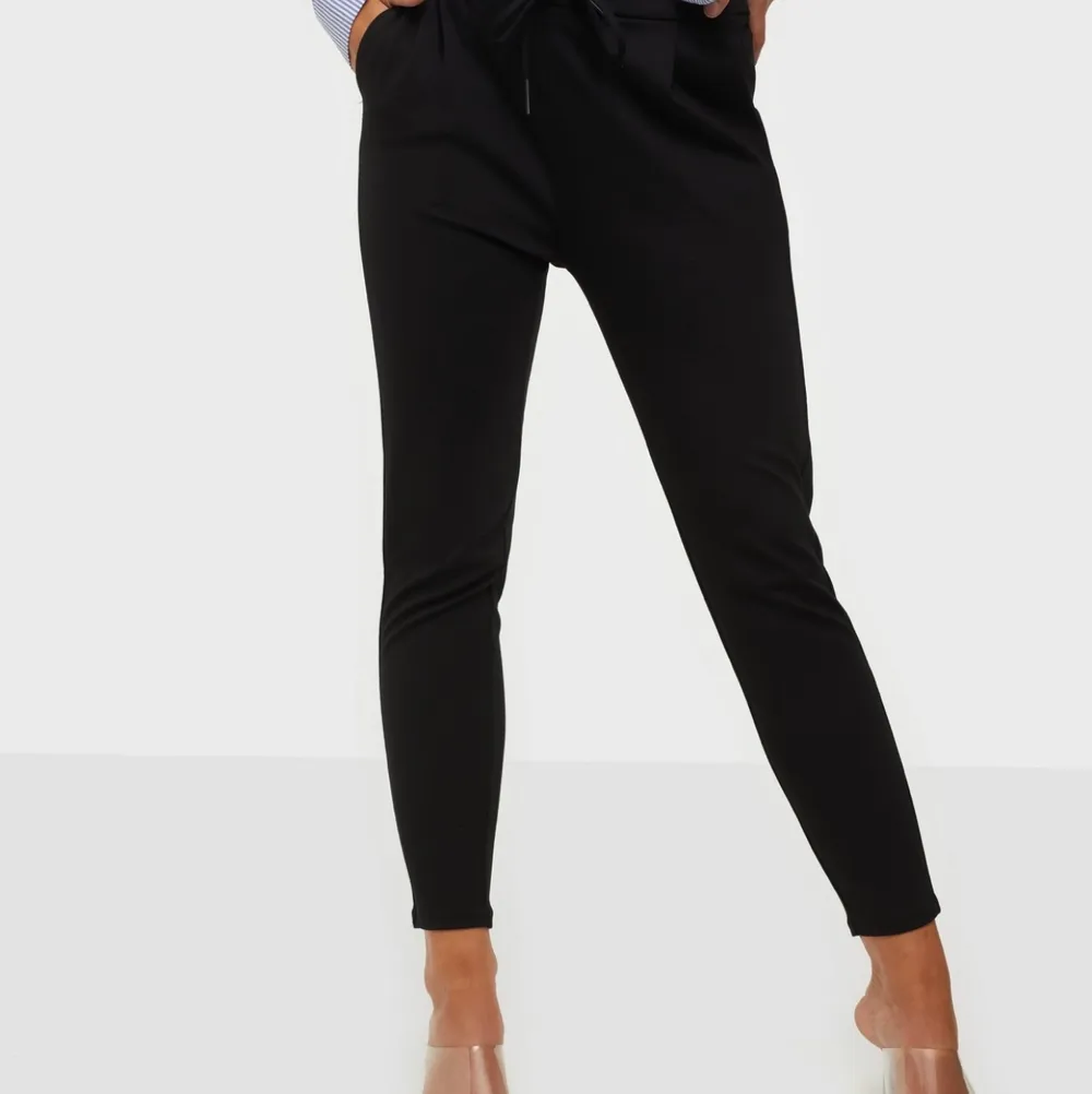Svarta kostymbyxor i mjukistyg ifrån vero moda. Jeans & Byxor.