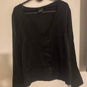 En svart blus/tröja från gina tricot i storlek 40. 