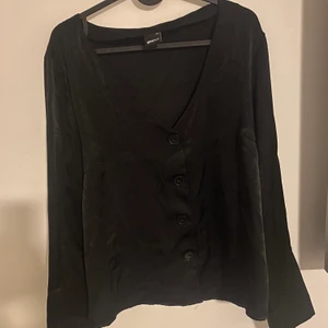 Tröja  - En svart blus/tröja från gina tricot i storlek 40. 