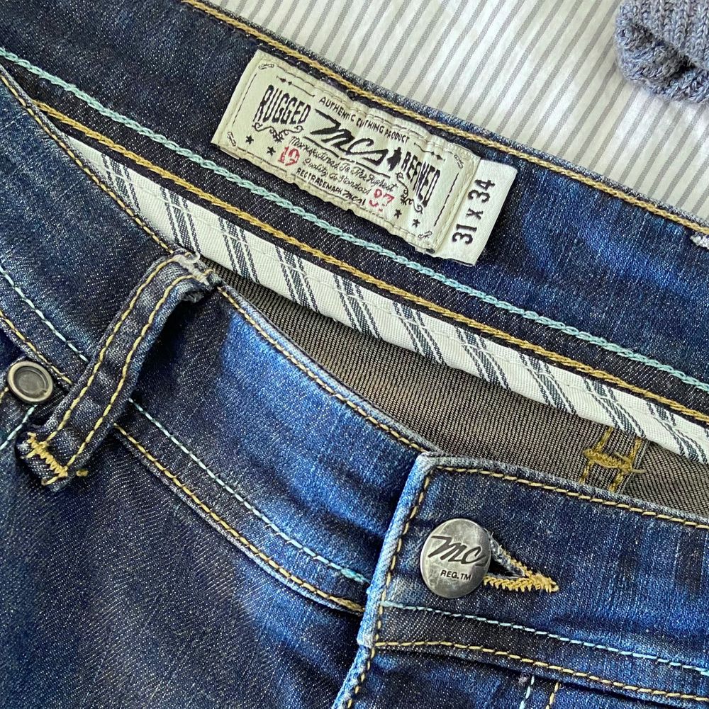 A « Regular Straight » Marlboro Classics Jean in a pretty good shape. It has a tiny use hole in between the legs, barely visible. It’s very comfortable and slightly stretchy. I can send you extra pictures if you’d like. Price new: 120€. Jeans & Byxor.