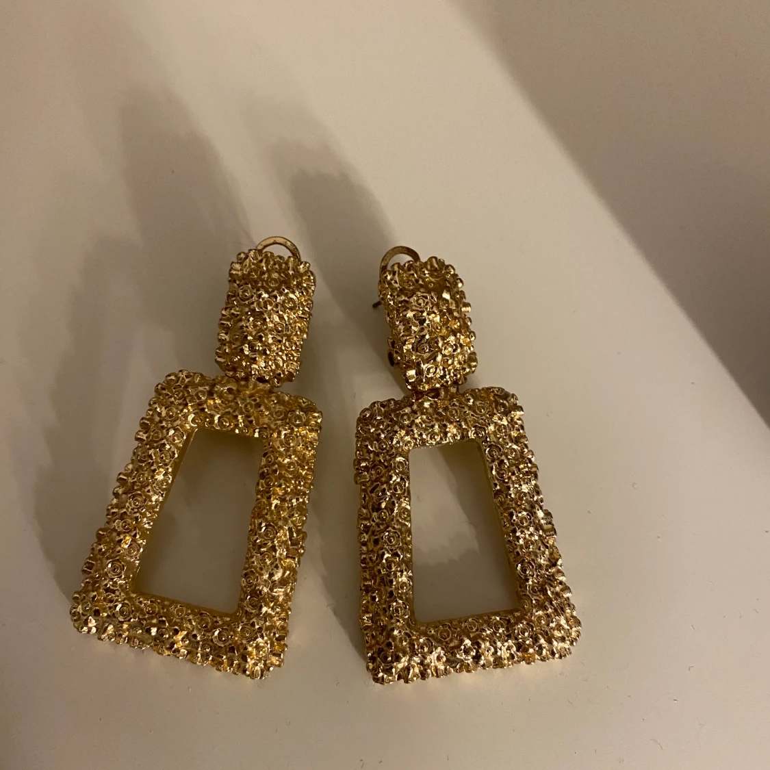 Guldiga zara örhängen 