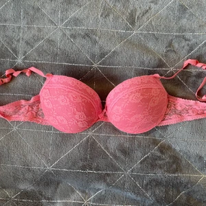 BH - Fin rosa spets BH. Använd men i bra skick. Lite push-up.