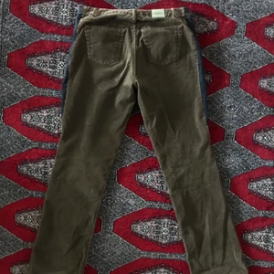 Bruna Manchester jeans! y2k lågmidjade! - Ett par långa lågmidjade bruna manchesterbyxor. Massimo dutti!!!Trendiga, y2k / pinterest. Dragkedja och knapp. Svarta revärer på sidan förra ägaren sytt dit därav låga priset. Uppskattar storlek M! Skriv för fler bilder/mått! Priser går att diskutera! :)